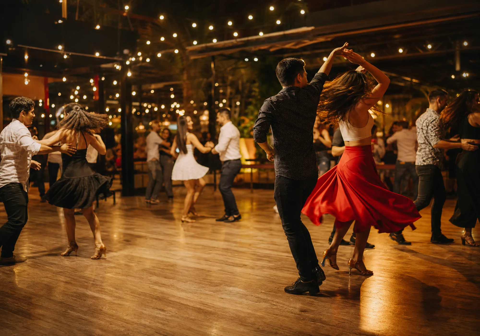 Pareja bailando salsa en una fiesta nocturna